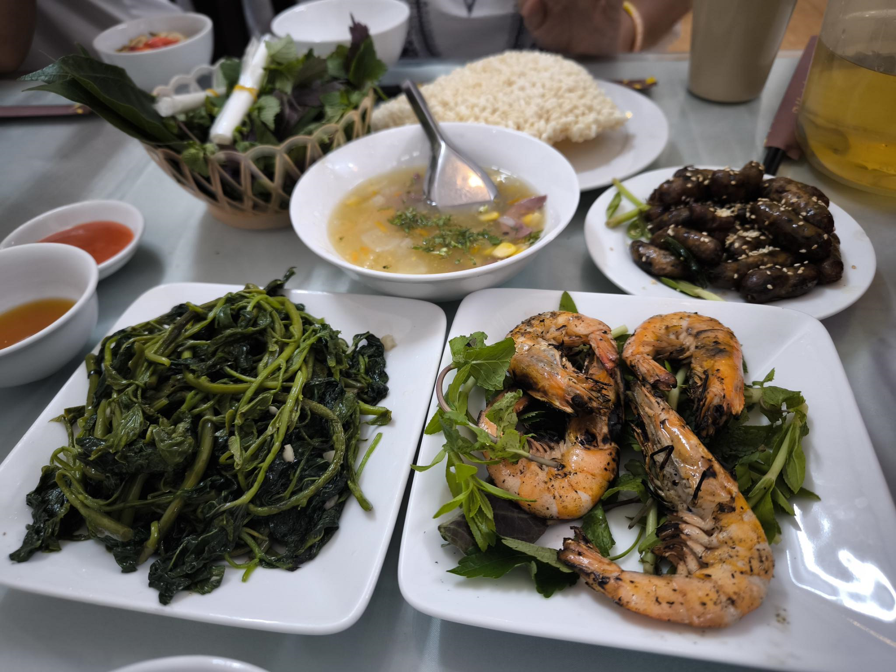 ニンビン名物のヤギ肉を含む郷土料理をお召し上がりください